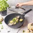 Tigaie din aluminiu turnat, marmorata, cu capac, neagra, 28cm, Klausberg