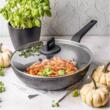 Tigaie wok din aluminiu turnat, marmorata cu strat antiaderent, neagra, cu capac, 28cm , Klausberg