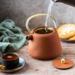 Ceainic din fonta cu strecuratoare, interior emailat, 1l, ruginit cu sclipici, elemente aurii, Kinghoff