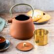 Ceainic din fonta cu strecuratoare, interior emailat, 1l, ruginit cu sclipici, elemente aurii, Kinghoff
