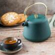  Ceainic din fonta cu strecuratoare, interior emailat, 1l, verde cu sclipici, elemente aurii, Kinghoff