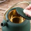  Ceainic din fonta cu strecuratoare, interior emailat, 1l, verde cu sclipici, elemente aurii, Kinghoff