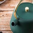  Ceainic din fonta cu strecuratoare, interior emailat, 1l, verde cu sclipici, elemente aurii, Kinghoff