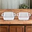 Vas termorezistent din ceramica patrat pentru cuptor, 33 cm, capacitate 3.5 litri, alb cu margine rosie, Yucca Florina