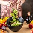 Bol de salata din ceramica, 23.5 cm, negru, cu un set de linguri cu manere din lemn, Klausberg