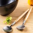 Bol de salata din ceramica, 23.5 cm, negru, cu un set de linguri cu manere din lemn, Klausberg