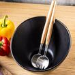 Bol de salata din ceramica, 23.5 cm, negru, cu un set de linguri cu manere din lemn, Klausberg