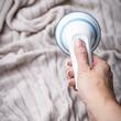  Aparat pentru scame reincarcabil alimentat cu baterii, alb cu elemente , Klausberg