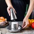 Suport vertical pentru gatit pui intreg la cuptor, cu recipient pentu condimente, din inox, King Hoff