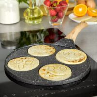 Tigaie  cu strat din marmura pentru oua si clatite cu 4 fete zambitoare, 26.5 cm negru, Kinghoff