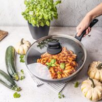 Tigaie wok din aluminiu turnat, marmorata cu strat antiaderent, neagra, cu capac, 28cm , Klausberg
