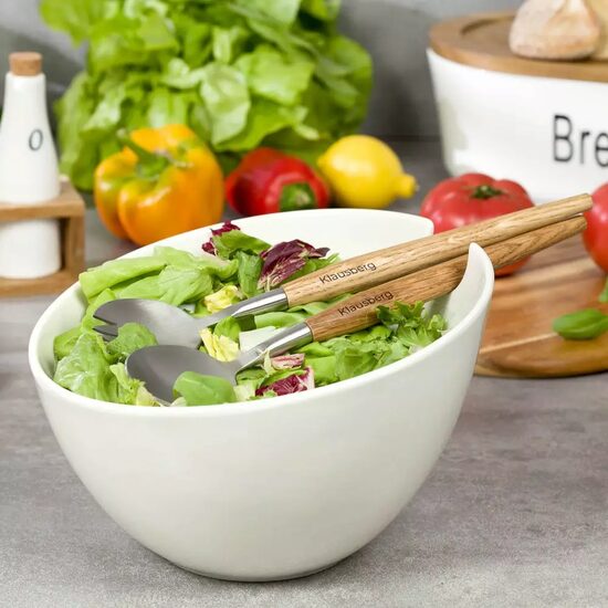 Bol de salata din ceramica, 23.5 cm,  alb, cu un set de linguri cu manere din lemn, Klausberg
