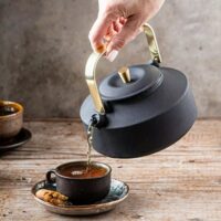  Ceainic din fonta cu strecuratoare, interior emailat, 1l, negru cu elemente aurii, Kinghoff