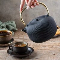  Ceainic din fonta cu strecuratoare, interior emailat, 1l, negru cu maner auriu, Kinghoff