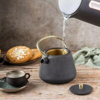  Ceainic din fonta cu strecuratoare, interior emailat, 1l, negru cu sclipici, elemente aurii, Kinghoff